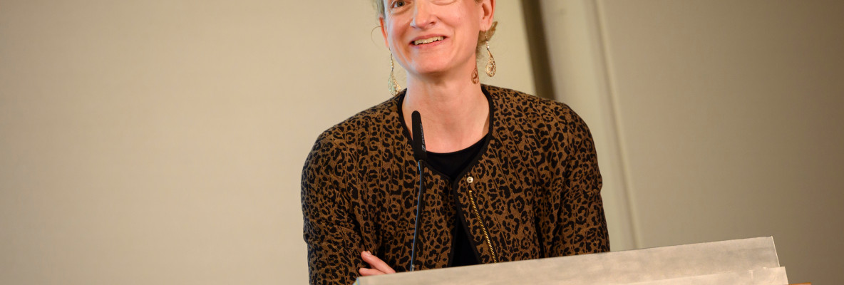 Lisa Nienhaus bei ihrer Laudatio auf Rainer Hank Foto Jonas Walzberg für "wirtschaftsjournalist:in"