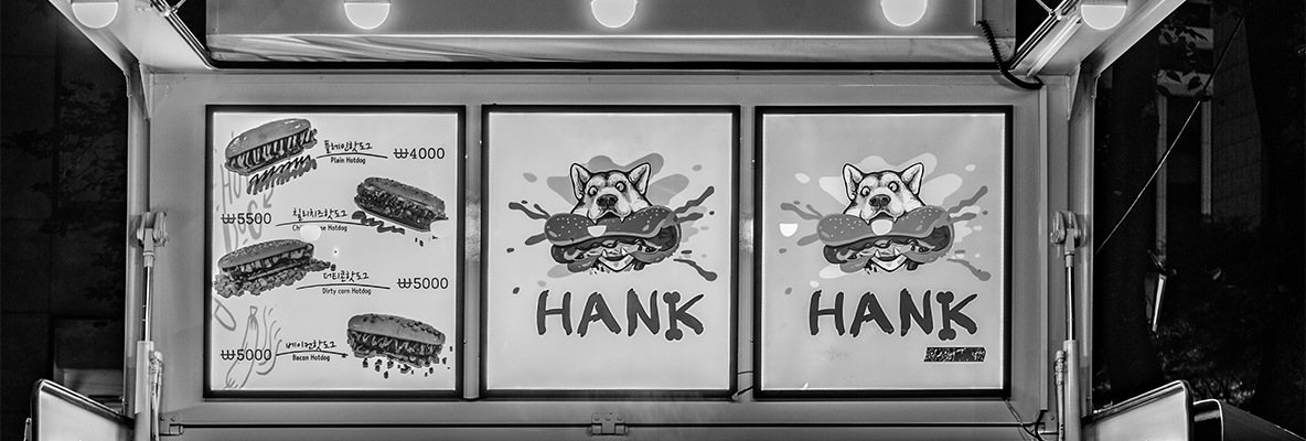 Hank beißt in den Hot-Dog